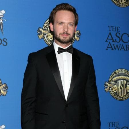 En esta temporada final, el personaje del marido de Rachel reapareció en el episodio del pasado jueves 15 de agosto, y cuando en una escena le preguntan cómo le va a su esposa, él responde con ingenio: "
<b><a href="https://www.univision.com/famosos/paso-en-tv-y-twitter-la-ingeniosa-broma-de-la-serie-suits-sobre-como-le-va-a-rachel-es-decir-a-meghan-markle-fotos" target="_blank">Si te dijera lo bien que le va</a></b>,
<b> </b>seguramente no me creerías", menciona en un guiño a la vida real de Markle.
<br>