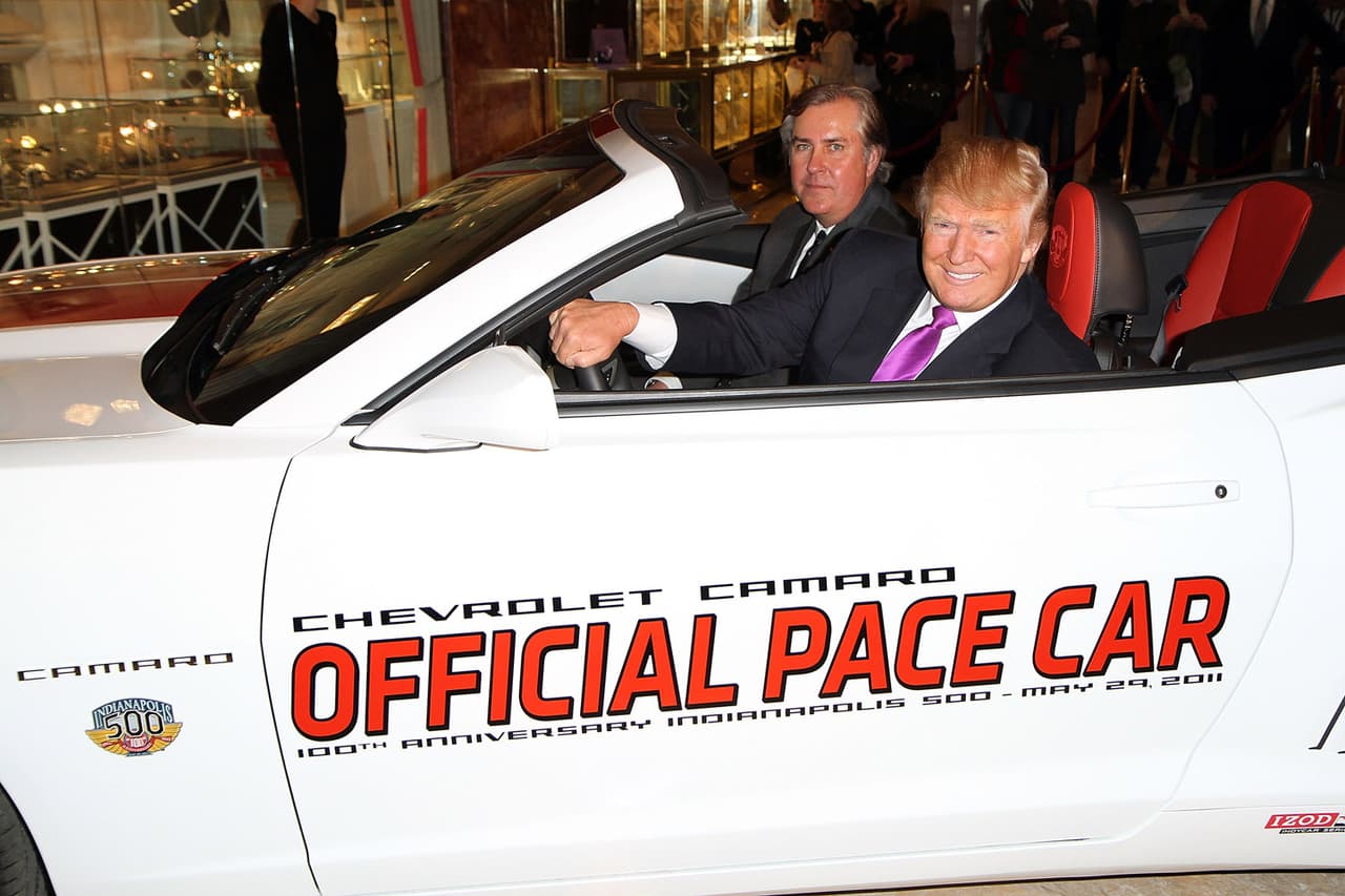 Aquí vemos a Trump a bordo de un Chevrolet Camaro SS 2011 modificado para ser vehículo de seguridad durante el centésimo aniversario de Indianapolis 500, la célebre competencia de velocidad. Este modelo convertible dispone de un motor V8 de 6.8 litros capaz de entregar 426 HP y alcanzar una velocidad máxima de 155 mph.