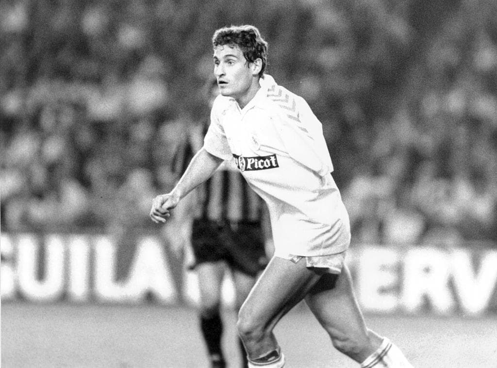 Paco Llorente: comenzó en plan estrella en el Atlético, pero fue fichado por el Real Madrid y desapareció hasta recalar en el Compostela. Aun así, tiene un buen palmarés y un puñado de internacionalidades con la Selección.