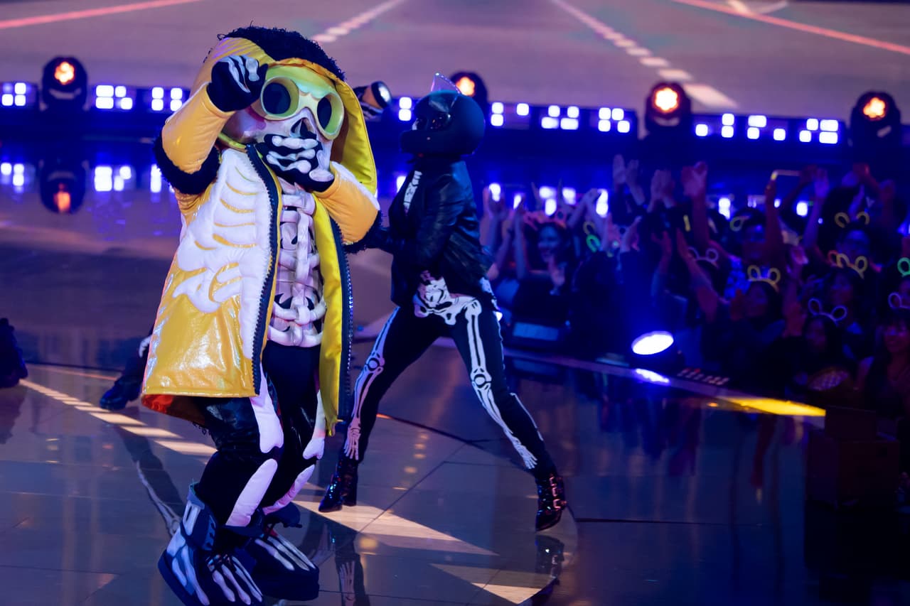 Huesos llegó decidido a ser invitado a la boda de Martha Higareda y a armar la fiesta en el escenario con el tema 'El Final'.