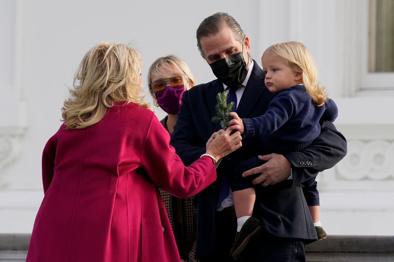 La primera dama Jill Biden muestra una pequeña rama del árbol a Beau Biden (hijo de Hunter Biden), uno de los nietos del presidente Joe Biden.
<br>
<br>
<br>