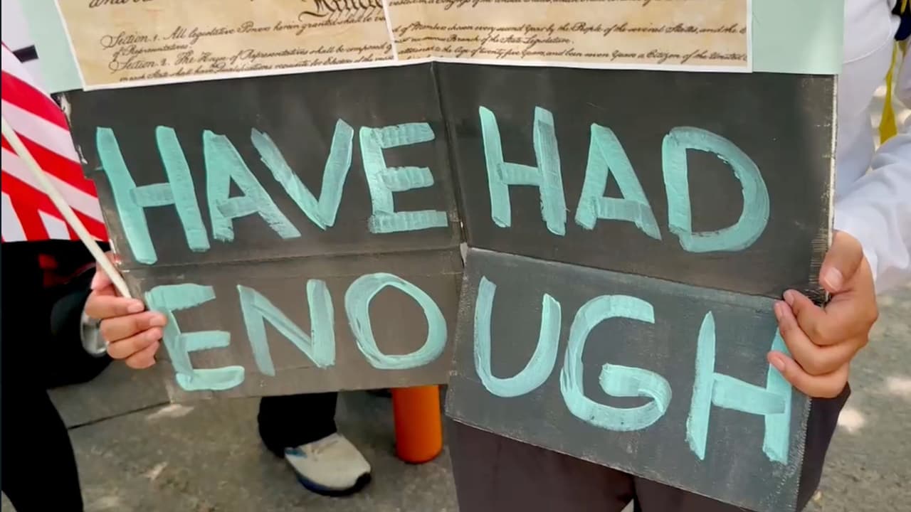 Con pancartas, banderas y cánticos, cientos de personas salieron este sábado a las calles de Fort Worth en una jornada de protestas contra las políticas migratorias del presidente Trump. Los manifestantes exigieron un alto a lo que consideran decisiones autoritarias por parte del gobierno federal. “Estoy aquí por quienes no pueden estar, por los que han sido silenciados”, afirma Crystal Rincón, una de las participantes.