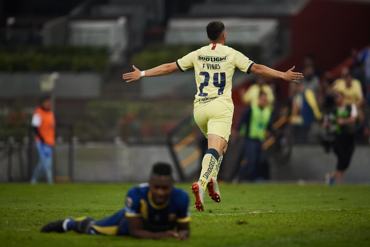 Viñas corre a festejar el gol que pone al América con un pie en la final de la Liga MX.