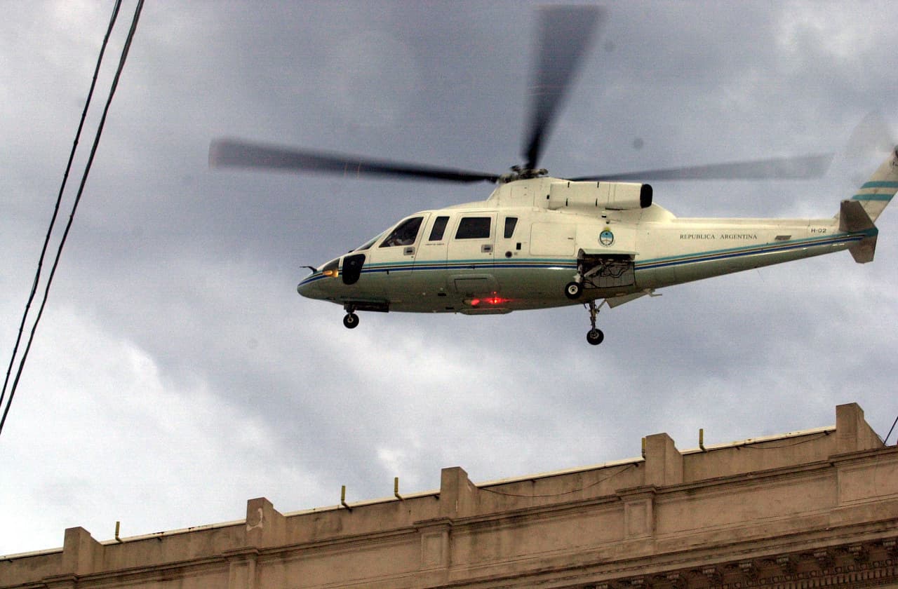 El helicóptero que llevaba al presidente Fernando De la Rúa, sale de la Casa Rosada en Buenos Aires, el jueves 20 de diciembre de 2001, tras la renuncia del mandatario.