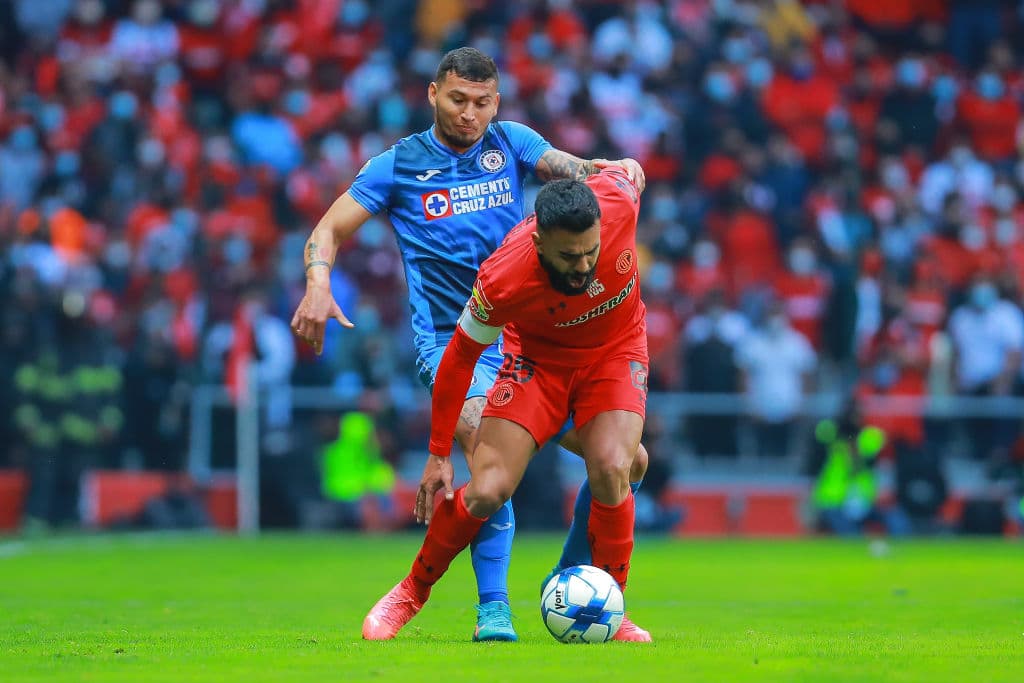 Cruz Azul volvió a mostrar su mejor versión y le pasó por encima y goleó por 1-4 a Toluca, gracias a los tantos de Juan Escobar, Charly Rodríguez y un doblete de Santiago Giménez.