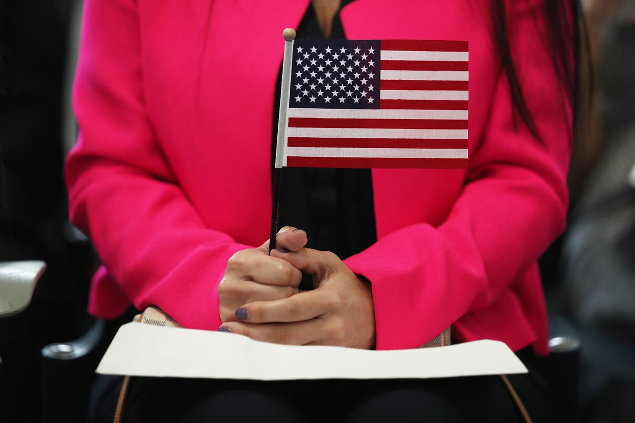 El gobierno elimina la ciudadanía automática para hijos nacidos en el exterior de algunos militares y funcionarios estadounidenses
