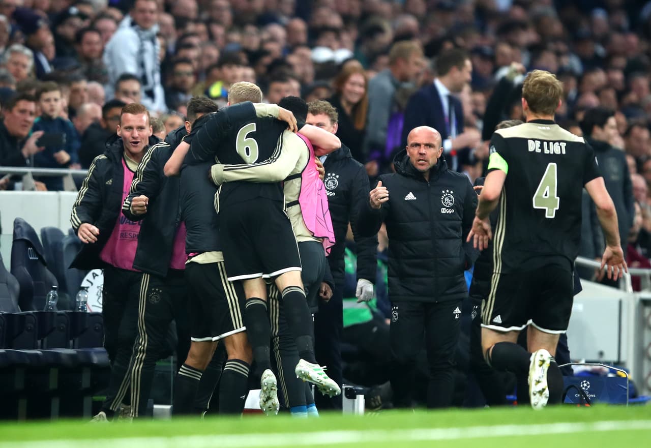 Ajax festejó así un triunfo brillante 1-0 en su visita al Tottenham Hotspur en el juego de ida de las Semifinales de la Champions League, que tendrá que ratificar como local.