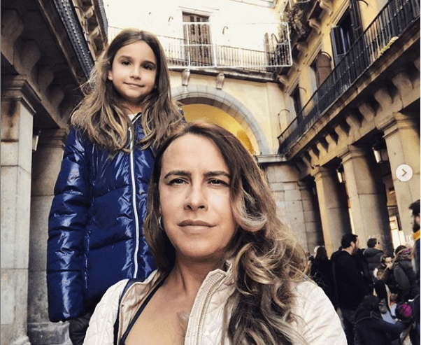 Antepuso la labor "preciosa" que entre ella y su esposa llevan a cabo con la formación y educación de su hija a quien dijo quieren "con locura".