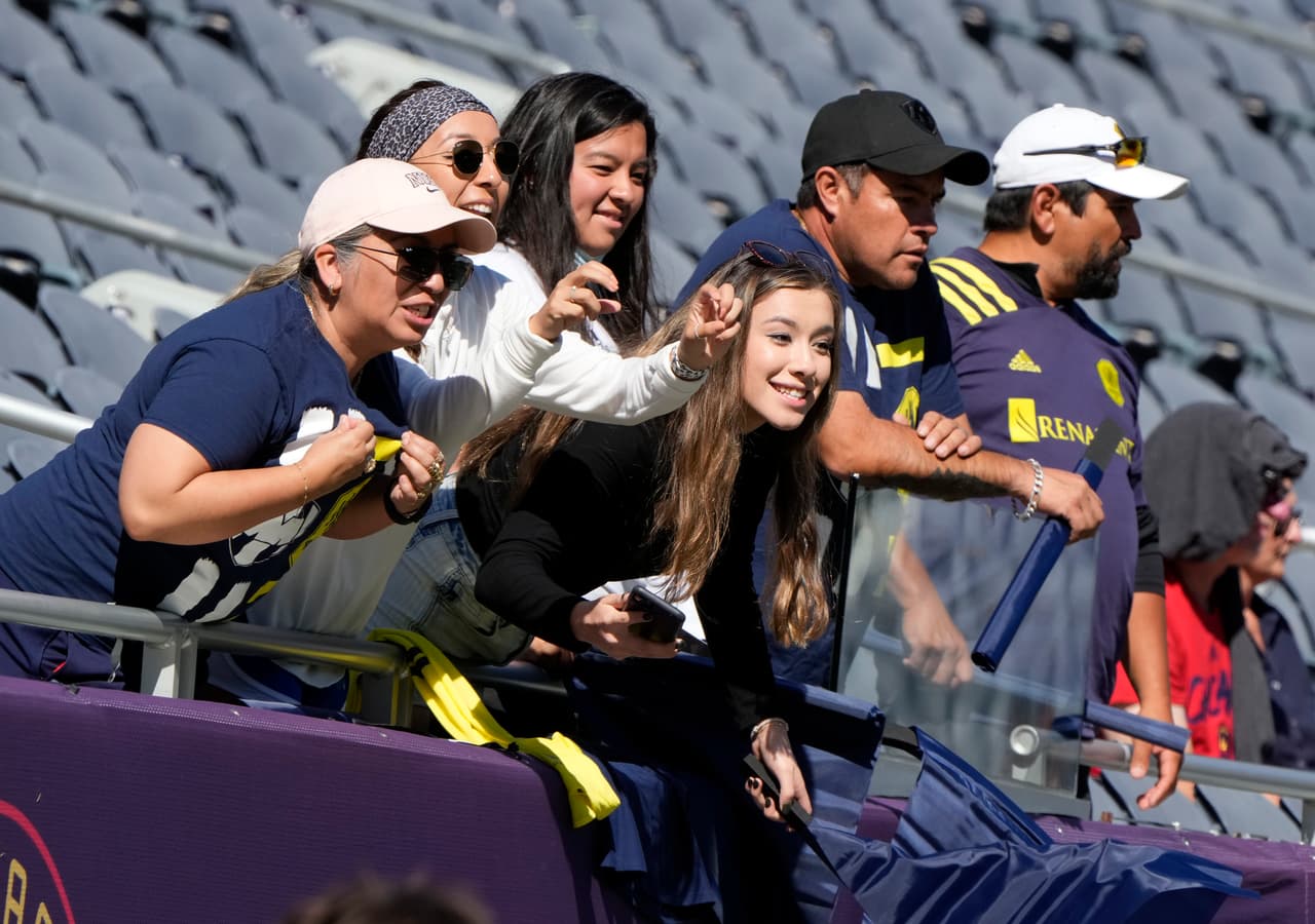 El equipo visitante tuvo el aliento de sus seguidores en 'la Ciudad del Viento'.
<br>