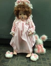 La aparición de una serie de muñecas de porcelana pusieron en alerta a una población de Orange County, California. (Imagen de Twitter)