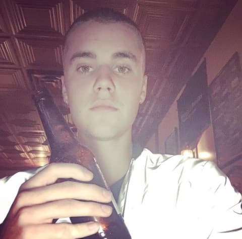Según Earl Morgan él se encontraba en el club nocturno Cle, de Houston, Texas, cuando Bieber comenzó a hacer locuras, tomó un dispensador de cerveza y trató de beber, pero derramó todo el líquido sobre su ropa.