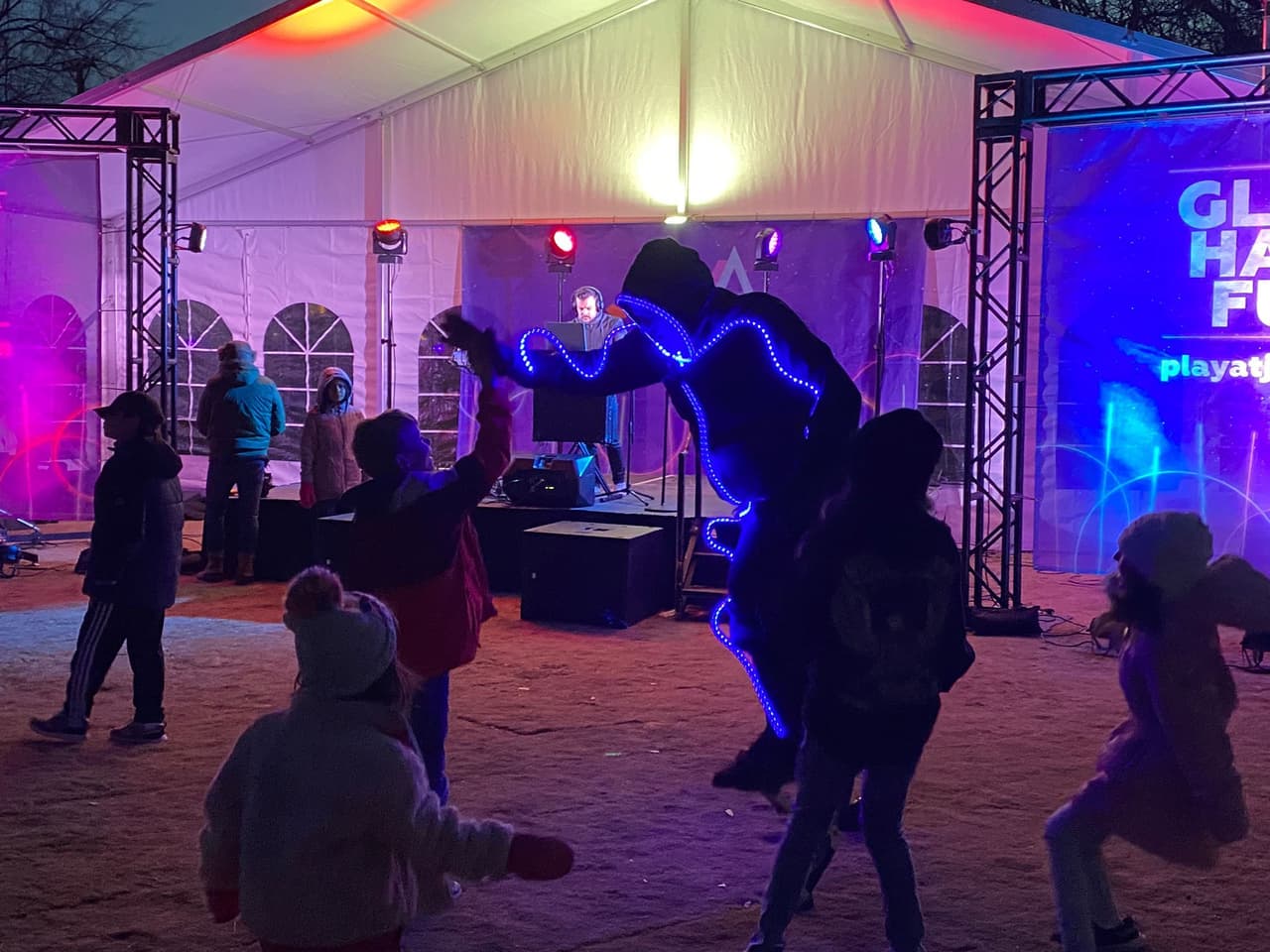 El nombre de 
<b>Joya</b> revela el significado de este parque como “la joya de la corona” de Farmers Branch y la región. El nombre fue elegido con cuidado para rendir homenaje a la comunidad hispana. ¡No te pierdas la magia, color y luz de este auténtico lugar!