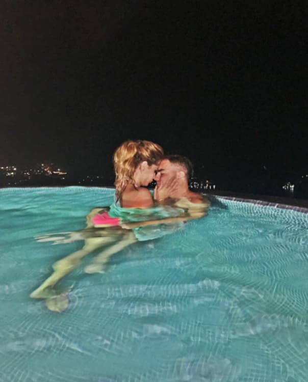 Aseguró que en este rompimiento no hubo terceras personas: "Lamentablemente nuestra relación de pareja acabó, pero no acabó el amor que nos tenemos como personas, ambos nos admiramos y nos admiraremos toda la vida. No hemos terminado por 3ras personas, ni hemos terminado por qué no nos amemos simplemente hay cosas que tenemos que vivir cada uno por separado, por más que nos amemos".