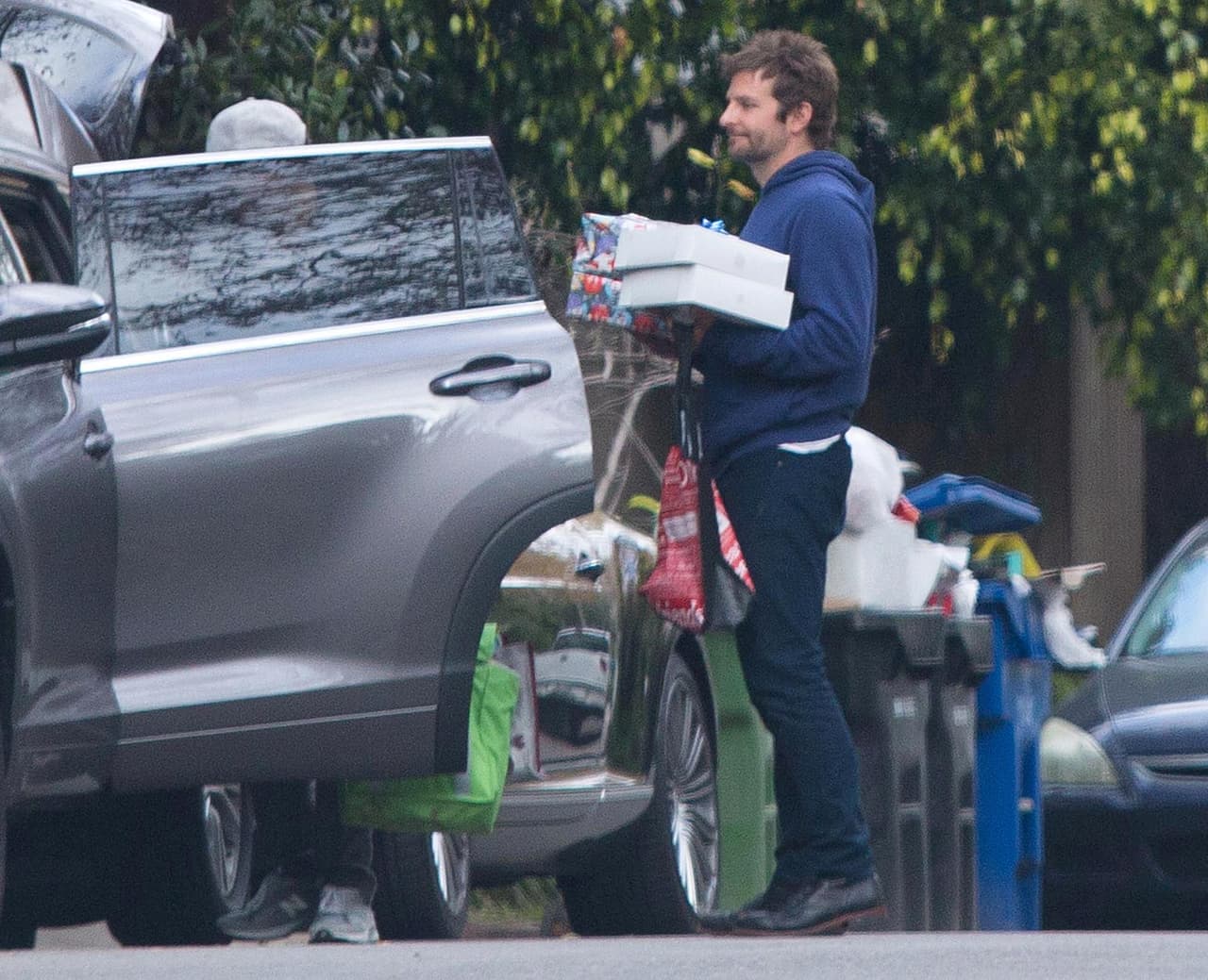 El actor lució un tanto desaliñado, con barba de varios días.