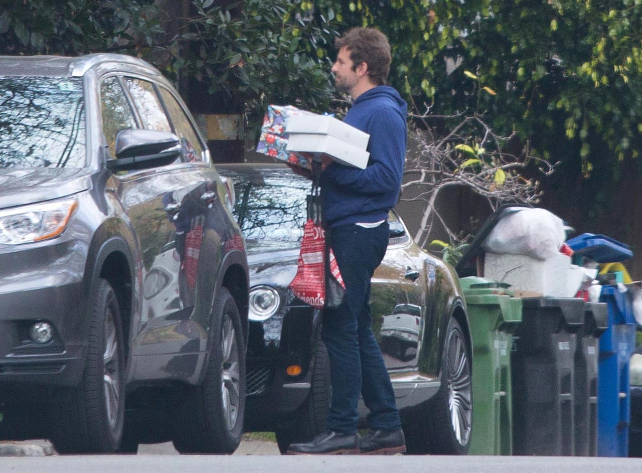 Bradley Cooper tiene las manos llenas de regalitos.