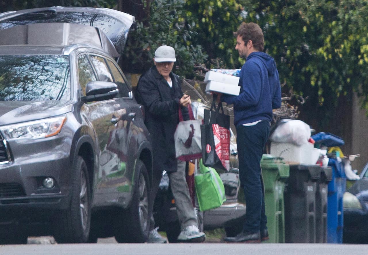 El actor fue visto con un amigo cargando el auto de obsequios.