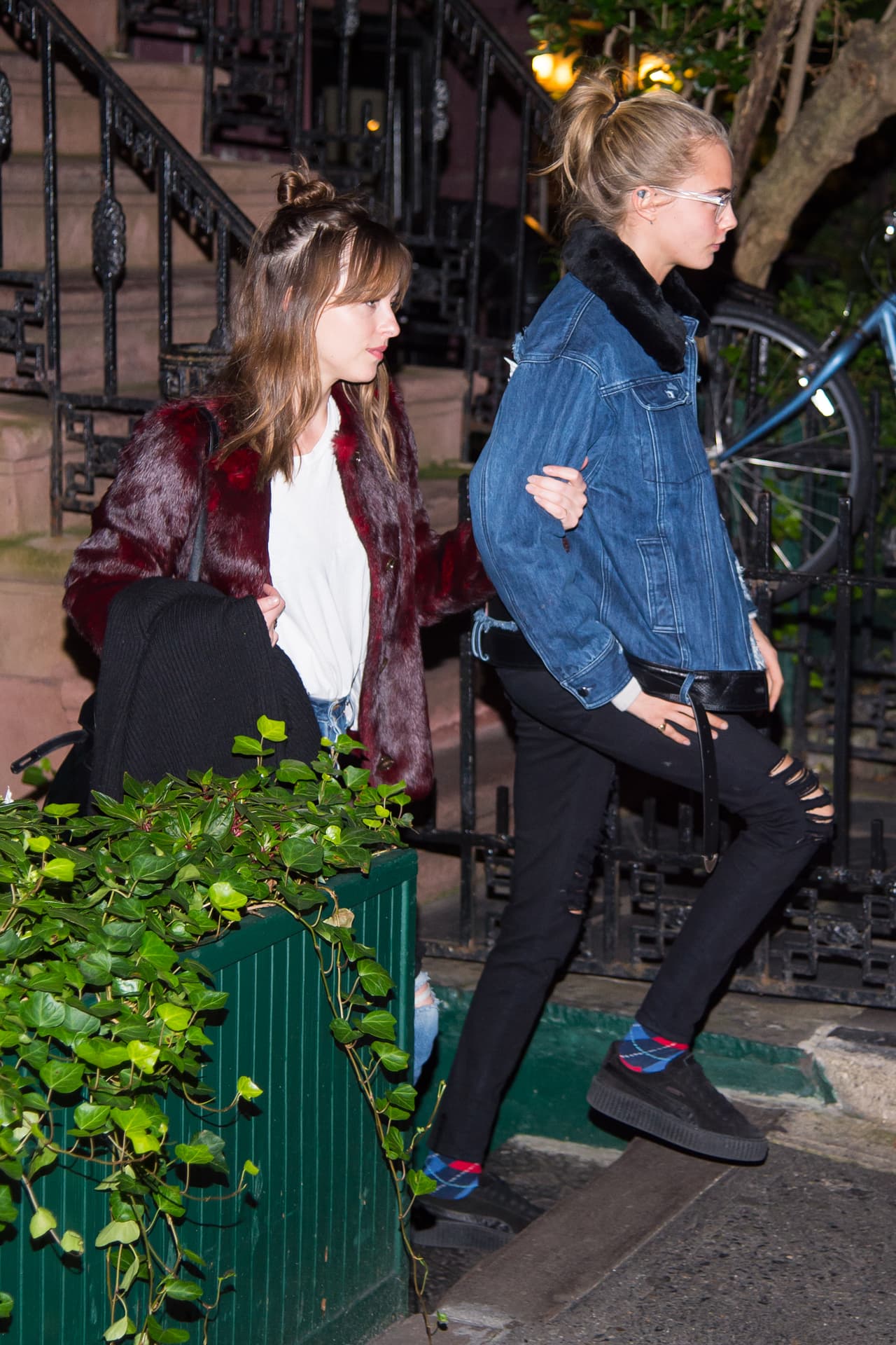 Dakota iba tomada del brazo de la modelo Cara Delevingne.