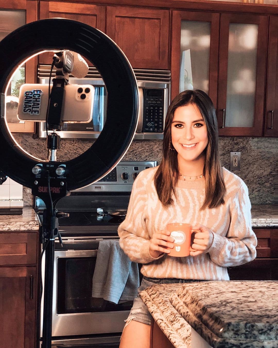 Nuestra Jessi es joven pero una gran profesional, y una vez más lo demostró al trabajar desde casa durante el confinamiento obligado por el coronavirus.