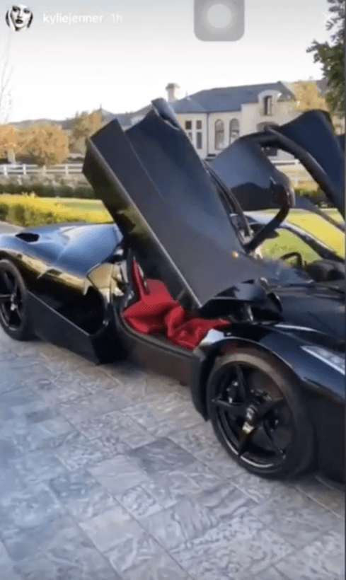 Otro miembro de la flota de "bebés" de Kylie es un Ferrari negro valuado en 1.4 millones de dólares, otro 
<b><a href="https://www.univision.com/entretenimiento/premian-a-kylie-jenner-con-un-ferrari-de-14-millones-de-dolares-donde-no-cabe-su-bebe-fotos" target="_blank">regalo de Travis Scott</a></b>, el padre de su hija Stormie.