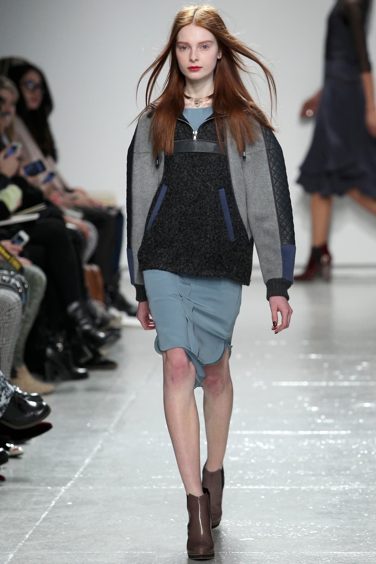 El tip final. Si lo que buscas es un look chic y a la moda para ir a trabajar, nunca cambies tus tacones o flats por sneakers cuando uses tu sudadera, ¡o lucirás demasiado informal!