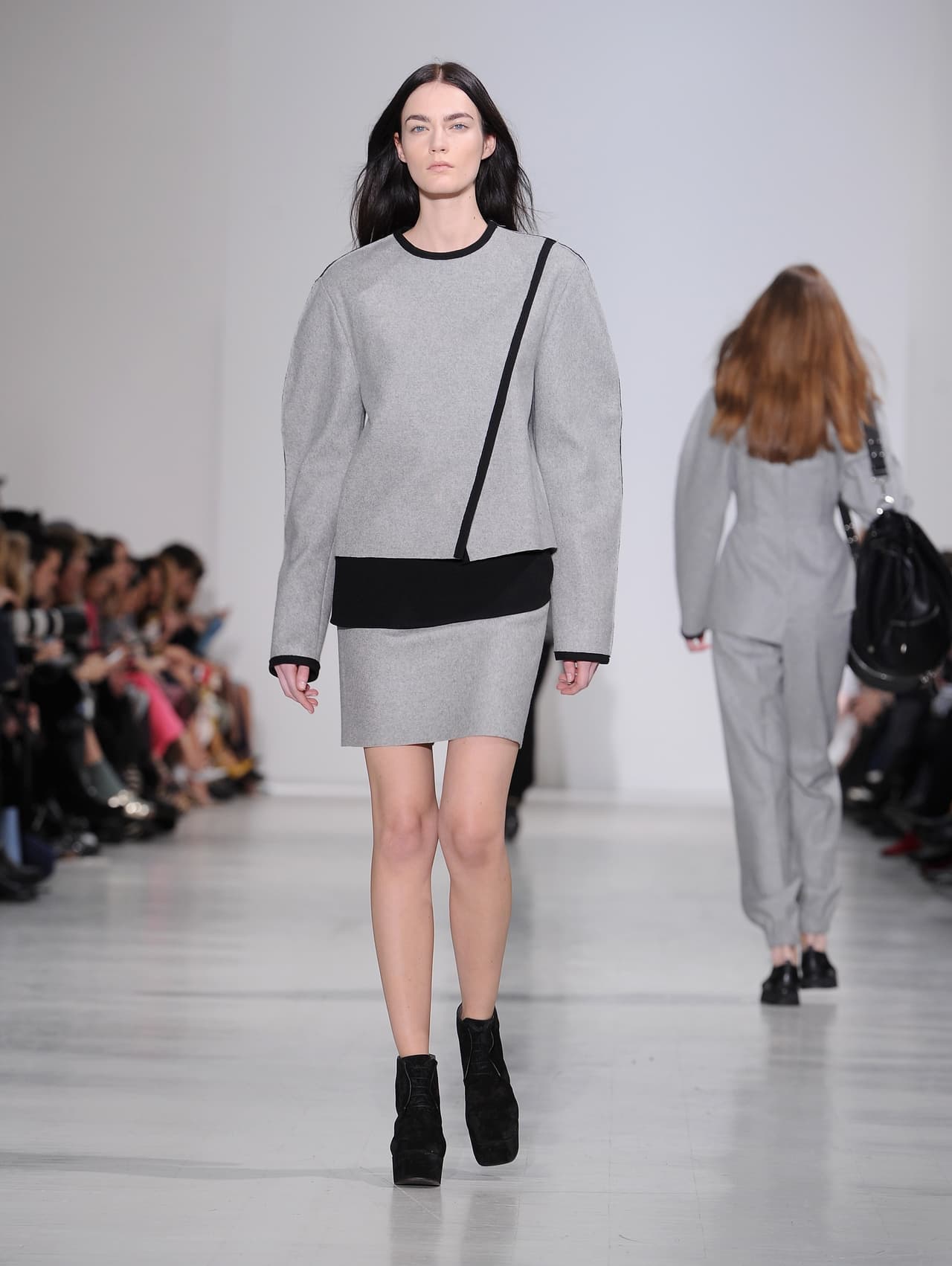 Complétalo con tacones y un clutch, tacones o bolso en colores clásicos, como negro brillante o gris plata. ¡Te verás impecable!