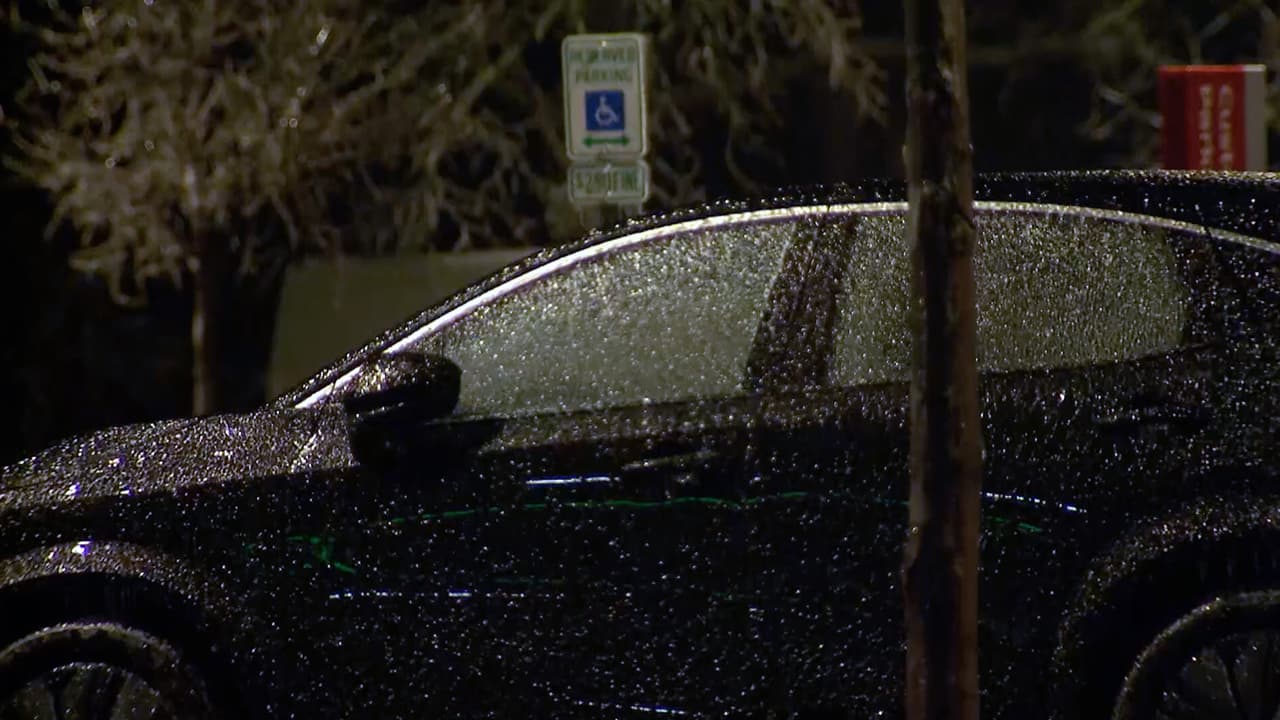 Muchos automóviles dieron cuenta de las condiciones invernales que se registraron a partir de la tarde de este miércoles.