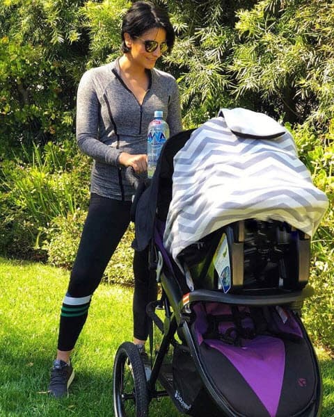 El 3 de abril mostró por primera vez su figura completa, donde vestía ropa deportiva con el siguiente texto: "A esta nena le encanta salir a pasear y a mí también (ya que no he podido hacer ejercicio, porque, aunque sea parto natural, hay que dejar que el cuerpo sane bien por dentro durante la cuarentena) y mientras nos hidratamos súper bien con mucha agua alcalina".