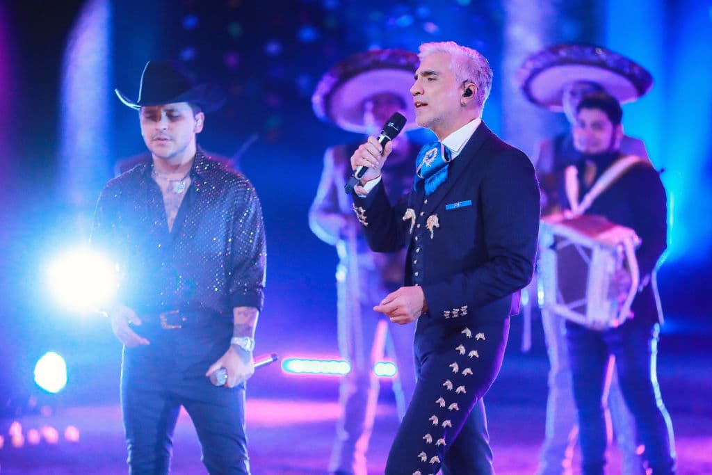 Además ha cantado al lado de grandes artistas como Alejandro Fernández, Ángela Aguilar, la Banda MS de Sergio Lizárraga y Gera Mx, lo que le ha dado fama a nivel mundial.
