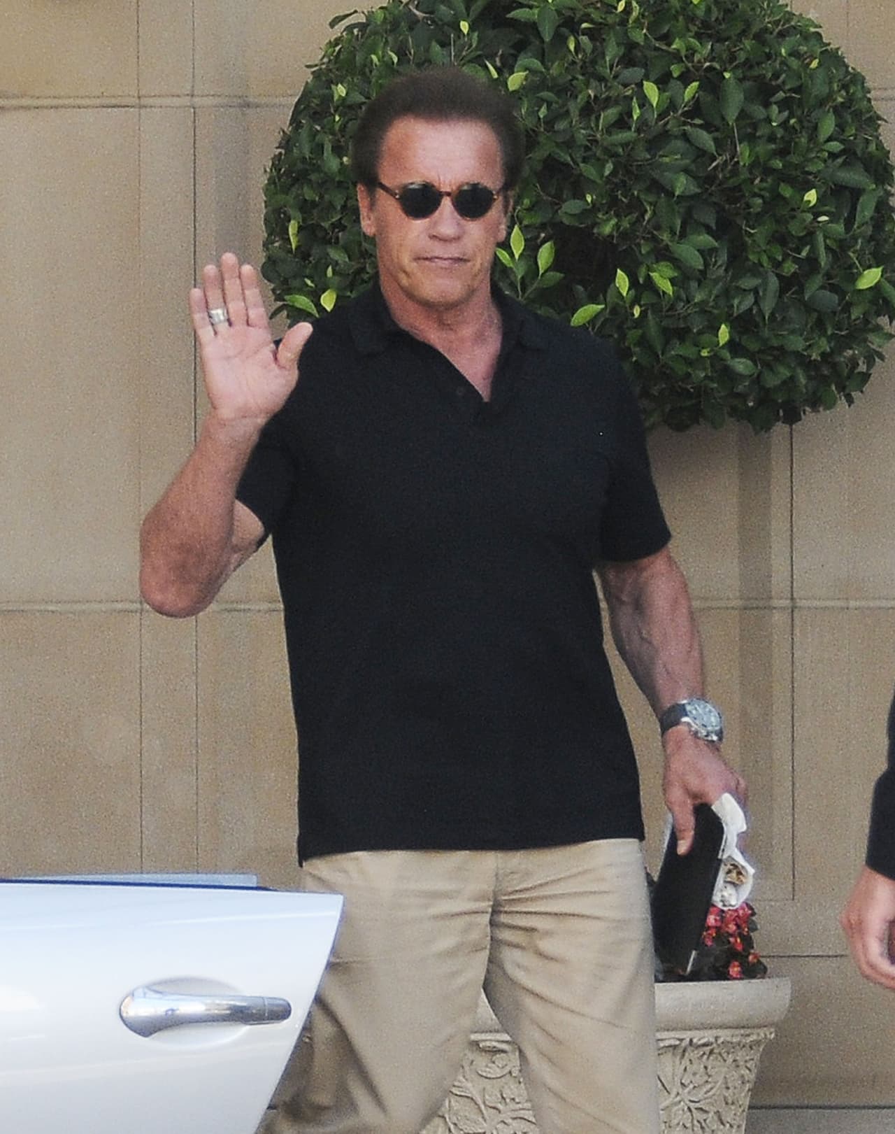 El actor saludó a las cámaras.