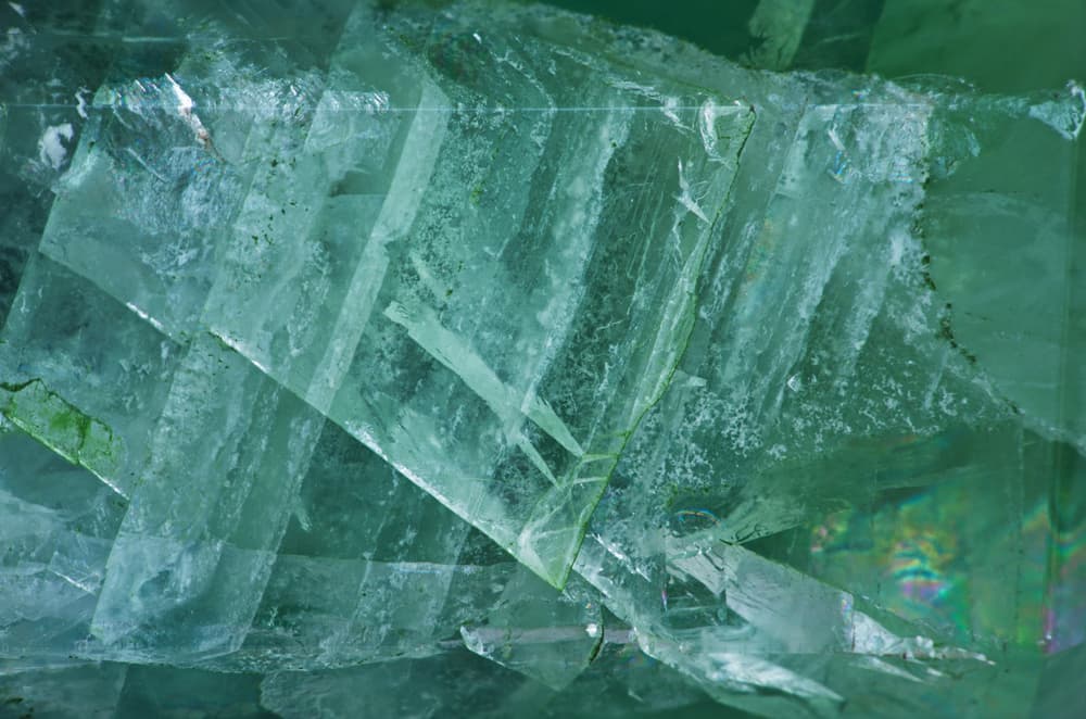 También es realmente eficaz contra la radiacion de las computadoras y cualquier otra variación electromagnética, y es que es uno de los pocos cristales que tiene el poder para neutralizar la radiación celular.