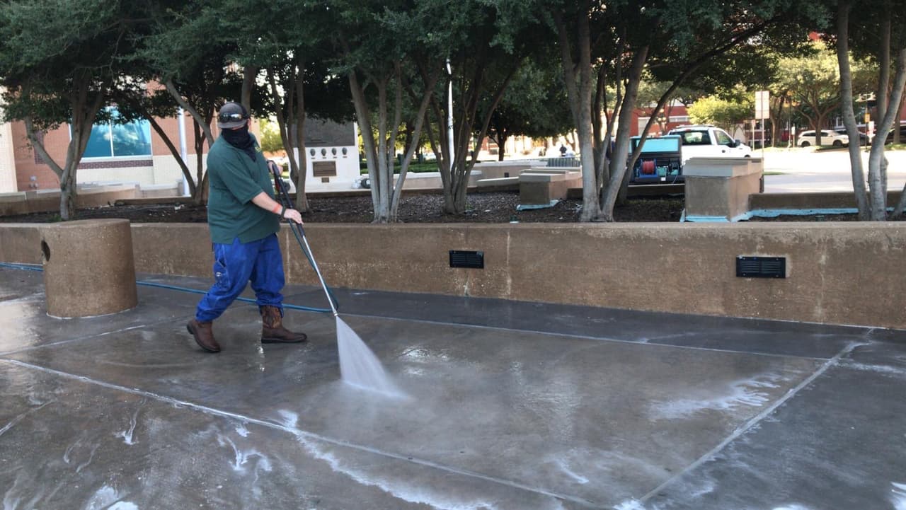 Anoche al rededor de 30 personas se reunieron para manifestarse en contra de la brutalidad policial, los investigadores no descartan que alguno de los asistentes sea el responsable de este incidente.