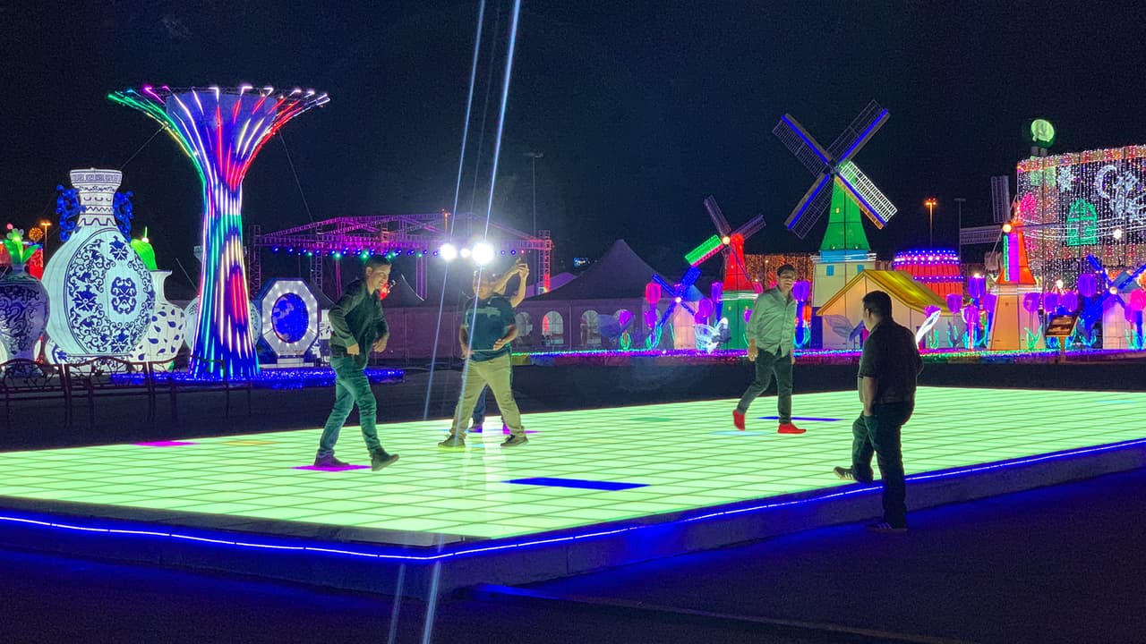 Toma aproximadamente dos horas caminar a través de las exhibiciones de luces y ver una actuación acrobática china incluida en la admisión.