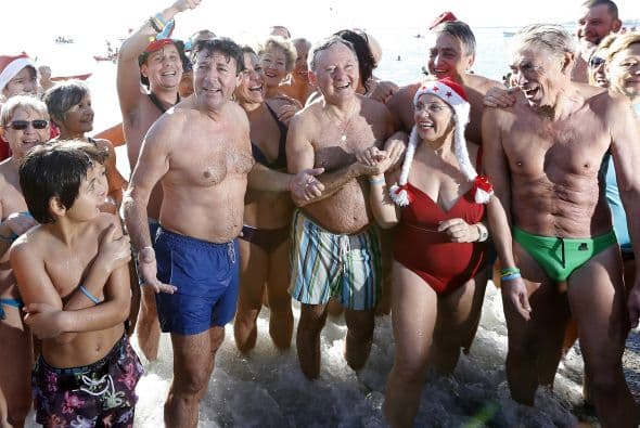 Todo el tiempo Estrosi participó del festejo navideño con los asistentes.