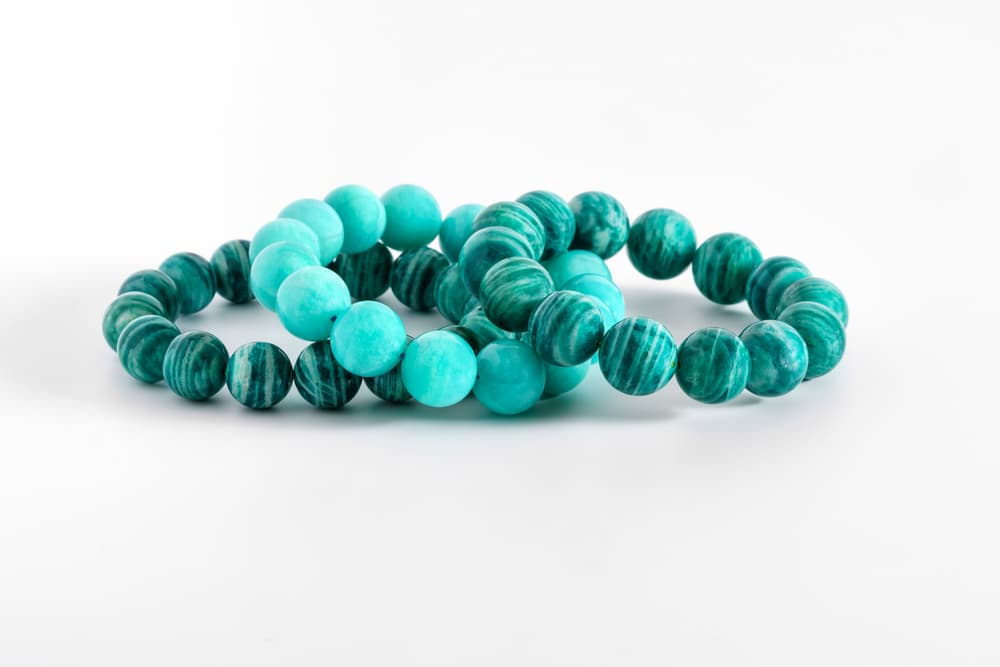 Como está conectada con el chakra del corazón y el de la garganta, ayuda a relajar nuestro corazón, ritmo y a no abrir la boca de más. Sostenla frente a tu pecho durante unos minutos cuando sientas que ya no puedes más y haz ejercicios de respiración y meditación.