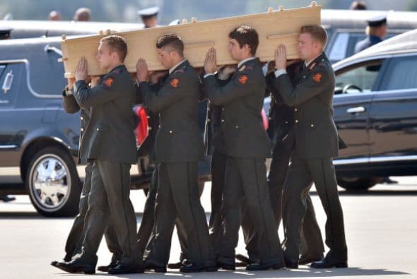 Militares holandeses llevan los ataúdes durante una ceremoia en la base aérea de Eindhoven.