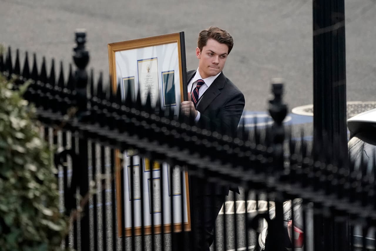 Un hombre saca objetos del Edificio Ejecutivo Eisenhower, dentro del complejo de la Casa Blanca, en la tarde del 14 de enero. Según 
<a href="https://www.cnn.com/2021/01/14/politics/donald-trump-presidency-ending/index.html"><u>reportó</u></a> CNN, muchos funcionarios de la administración Trump ya se han ido de la mansión presidencial y los que aún se ven en las oficinas se han centrado en el proceso de empacar sus pertenencias.