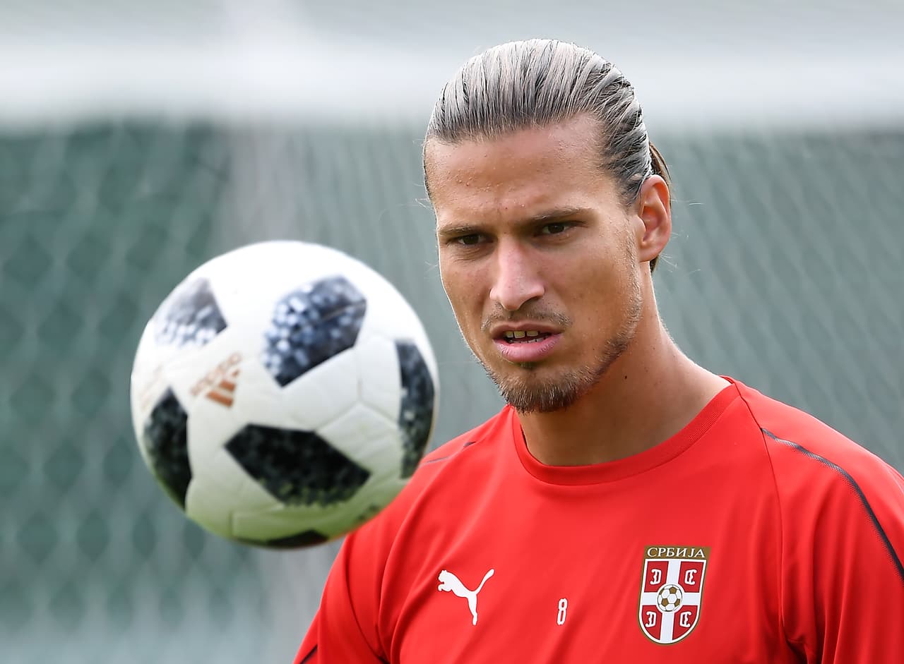 Arrestan a futbolista serbio por irse a un hotel en plena cuarentena