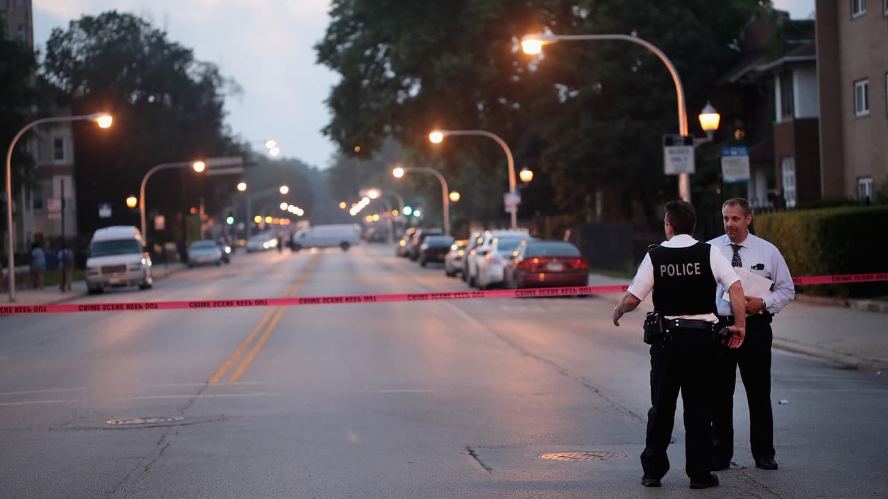 Balearon a un hombre en la cara y pecho sobre la avenida Cicero: 2 personas murieron en 17 tiroteos en Chicago durante el fin de semana