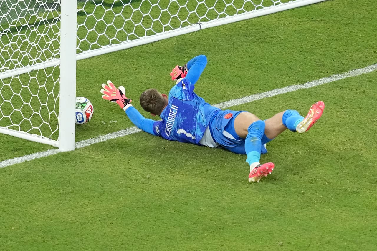 El portero de los Países Bajos, Bart Verbruggen (1), encaja un gol durante la tanda de penaltis al finalizar el partido de dieciseisavos de final de la Copa del Mundo entre los Países Bajos y Marruecos en Guadalupe, cerca de Monterrey, México, el lunes 29 de junio de 2026.