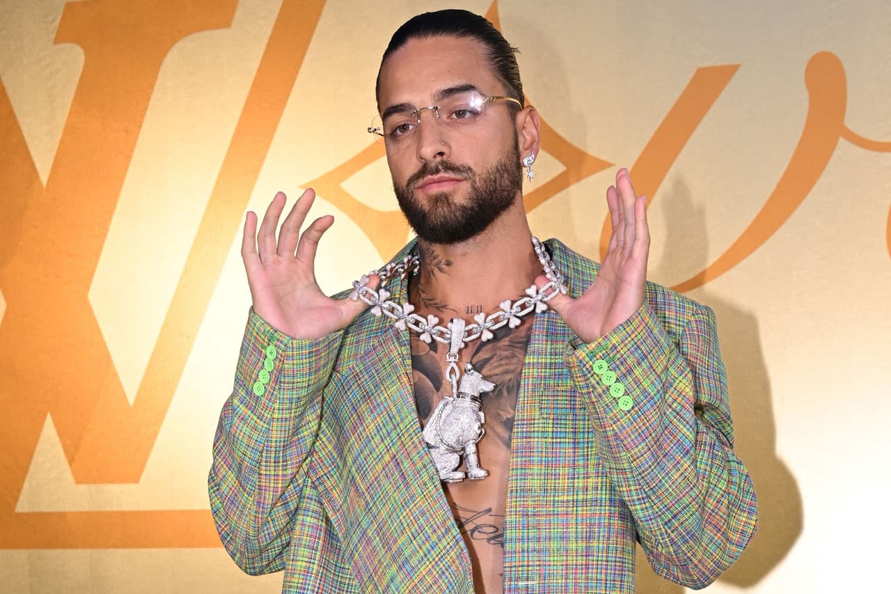 Maluma estuvo en París como uno de los invitados del cantante norteamericano, y llegó para posar como un Don Juan con su lujosa cadena de diamantes inspirada en su perro.
