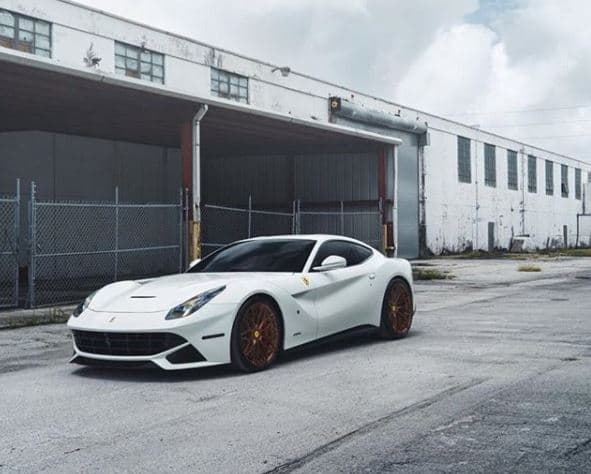 El cantante tiene este
<b> Ferrari F12 Berlinetta</b> en color blanco, el cual porta un motor V12 de 6.2 litros, 730 caballos de fuerza y 509 lb-pie de torque. Como era de esperarse ya pasó por las manos de la empresa MC Customs, encargada de personalizar este deportivo, algo que podemos ver en sus enormes rines.