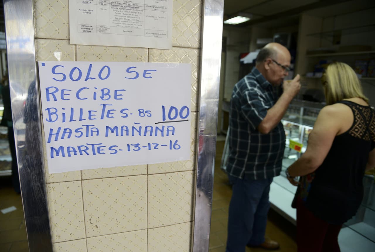El lunes 12 diciembre, un día después de que Maduro anunciara la anulación de los billetes, muchos comercios del país advirtieron a sus clientes que solo recibirían billetes de 100 bolívares como forma de pago hasta el martes.