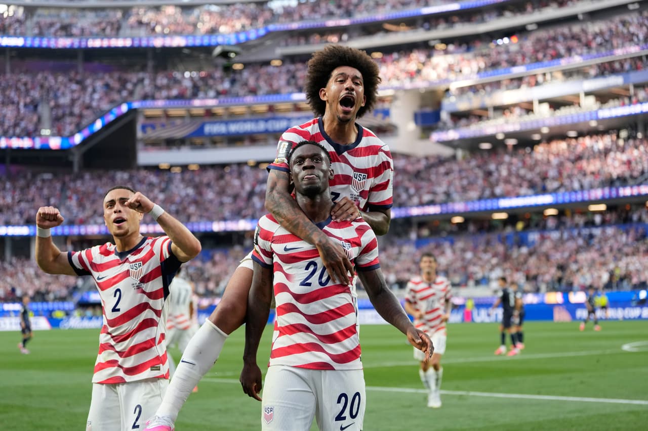 Folarin Balogun (20), de Estados Unidos, celebra con sus compañeros tras marcar el tercer gol de su equipo contra Paraguay.