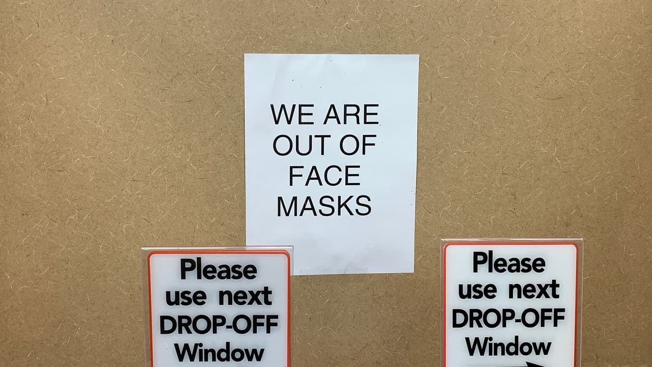 Ante la preocupación del coronavirus, es común que muchas personas acudan a comprar mascarillas como en esta farmacia CVS de Houston donde pusieron un aviso de que ya no tienen a la venta porque se agotaron.