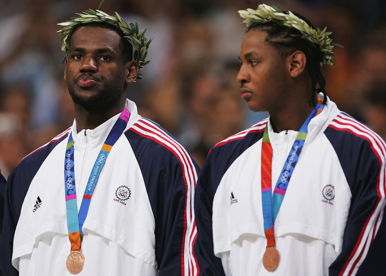 En su primera experiencia con el equipo olímpico de Estados Unidos, LeBron apenas alcanzó el bronce en Atenas 2004, acompañado de jugadores como Carmelo Anthony (derecha).