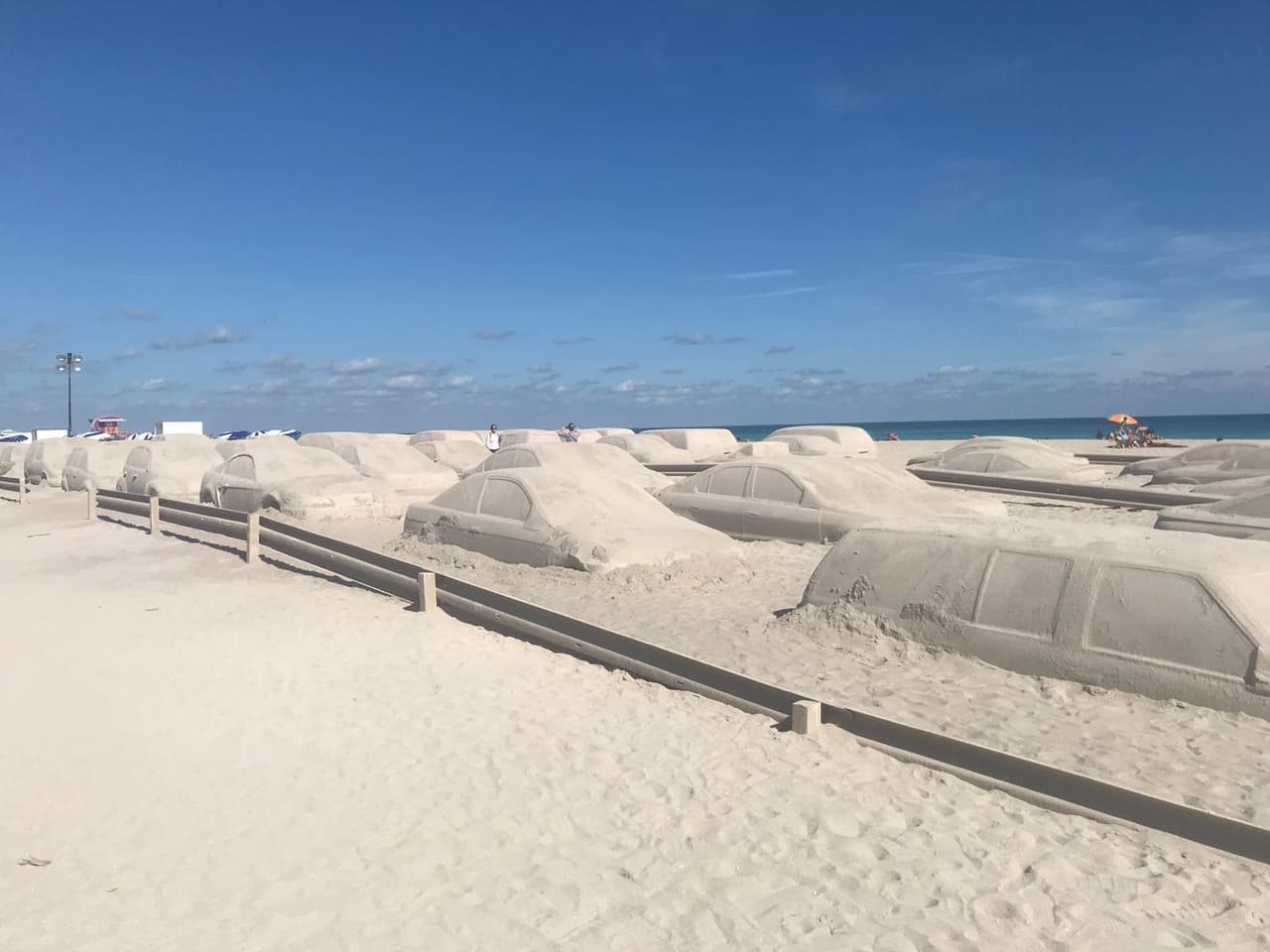 En la arena de la playa, jardines, parques, carpas, calles y avenidas, están las obras de arte de una gran cantidad de artistas de todo el mundo.
<br>