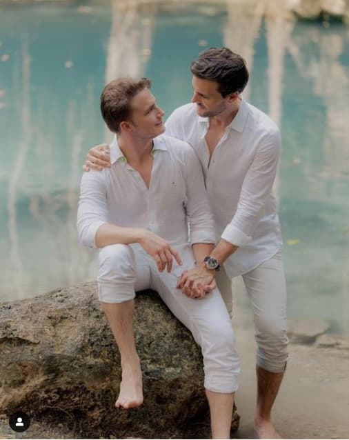 Cinco meses después de haber dado el sí ante las leyes mexicanas rodeados de familiares y amigos cercanos, este domingo 27 de noviembre festejaron junto a un numeroso grupo de seres queridos.