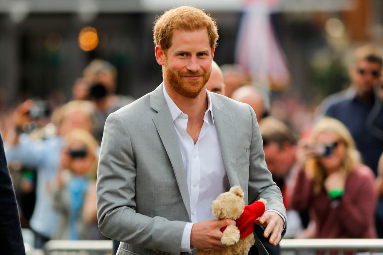 Satisfecho y amado, tras compartir menos de una hora con los ciudadanos, el príncipe Harry se despidió para descansar y afinar algunos
<b><a href="https://www.univision.com/estilo-de-vida/bodas/casi-listo-el-pastel-de-la-boda-real-mira-como-lo-van-haciendo-fotos"> detalles de último minuto</a></b>.