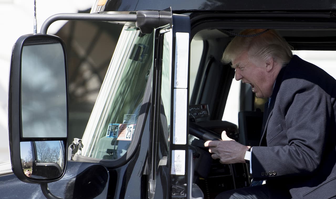 <b>Trump Truck. </b>El presidente aceptó la invitación a subir a la cabina de un camión de carga y dar un par de aceleradas al motor. Fue durante la visita de una organización de camioneros a la Casa Blanca. 23 de marzo de 2017.
<br>