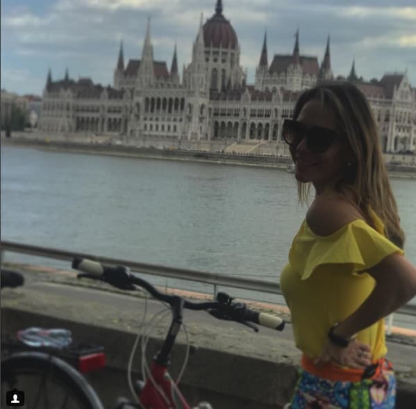 Los dos disfrutan de los paseos en bicicleta por Budapest, Hungría. Francisco escribió: "Iniciando el viaje, tour de bicis bajo un sol inclemente...".